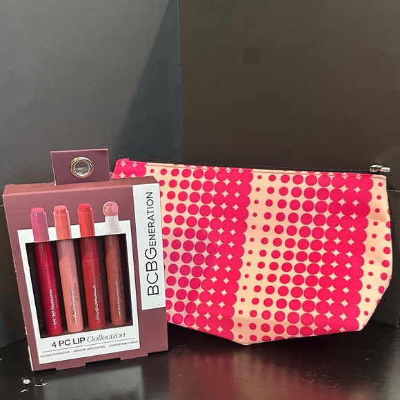 BCBGeneration Lip Set with Red and Pink
Clinique cosmetic bag NWT - Picture 1 of 2